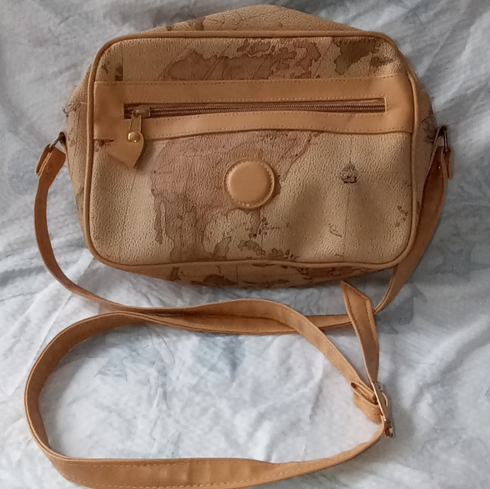 Global map tan crossbody 👛